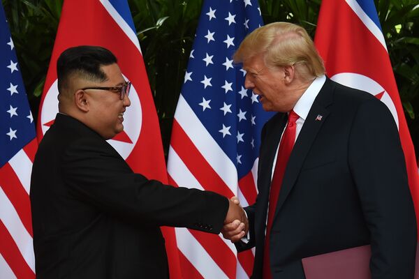 Тарыхта биринчи жолу Сентос (Сингапур) аралында АКШнын президенти Дональд Трамп менен Түндүк Кореянын лидери Ким Чен Ын жолугушту - Sputnik Кыргызстан