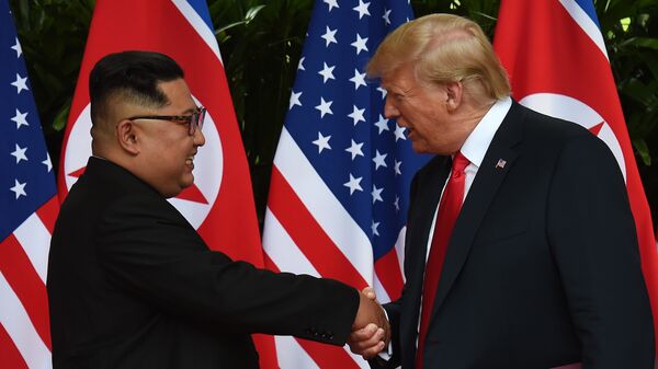 АКШнын мурдагы лидери Дональд Трамп менен Түндүк Кореянын башчысы Ким Чен Ын. Архив  - Sputnik Кыргызстан