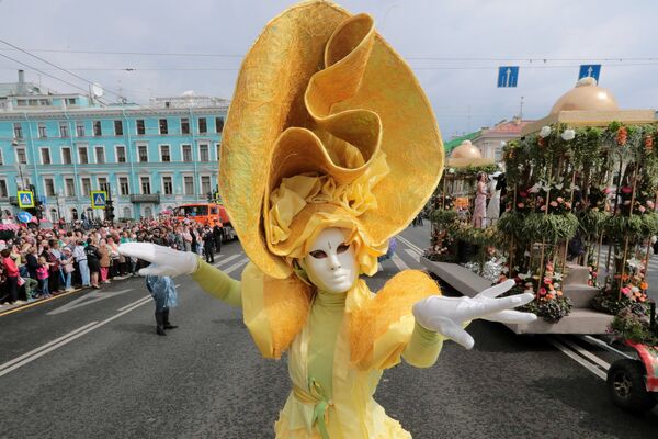 Парад цветов на Невском проспекте в Санкт-Петербурге - Sputnik Кыргызстан