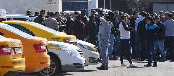 Люди у автомобилей такси в Москве. Архивное фото Люди у автомобилей такси в Москве. Архивное фото - Sputnik Кыргызстан