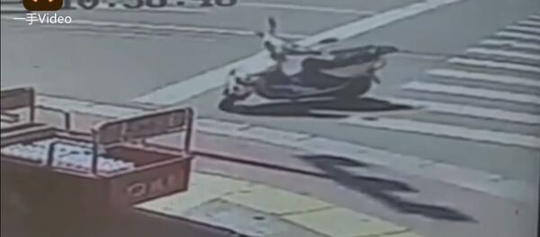 Кытайда скутерди айдап кеткен арбак элди дүрбөлөңгө салды. Видео - Sputnik Кыргызстан