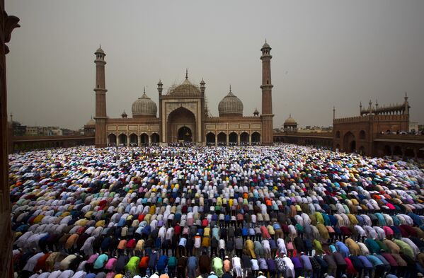 Нью-Делидеги (Индия) мусулмандардын ыйык Рамазан айынын аякташына байланыштуу Жама-Масджид мечитиндеги сыйынуу учуру - Sputnik Кыргызстан