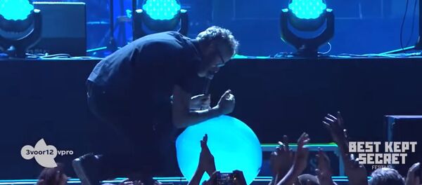 Певец рассмешил весь зал, испугавшись лопнувшего воздушного шара. Видео Певец рассмешил весь зал, испугавшись лопнувшего воздушного шара. Видео - Sputnik Кыргызстан