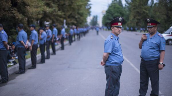 Сотрудники милиции следят за порядком во время праздничного намаза. Архивное фото - Sputnik Кыргызстан