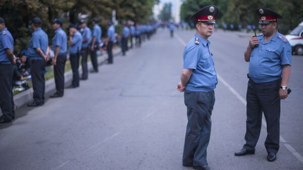 Милиция кызматкерлери Бишкектеги айт намаз учурунда. Архив - Sputnik Кыргызстан