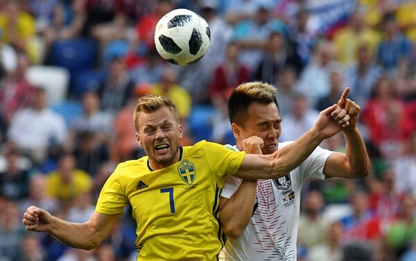 Россияда өтүп жаткан Футбол чемпионатында Швеция курама командасы түштүк кореялыктарды 1:0 эсебинде жеңип алды. - Sputnik Кыргызстан