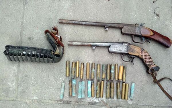Во время задержания у одного из них в рюкзаке обнаружили газотравматический пистолет, гвоздодер и отвертку. - Sputnik Кыргызстан