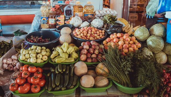Торговля овощами и фруктами на рынке. Архивное фото - Sputnik Кыргызстан