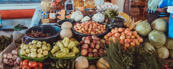 Торговля овощами и фруктами на рынке. Архивное фото - Sputnik Кыргызстан