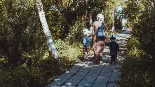 Женщина с детьми идет по тротуару. Архивное фото - Sputnik Кыргызстан