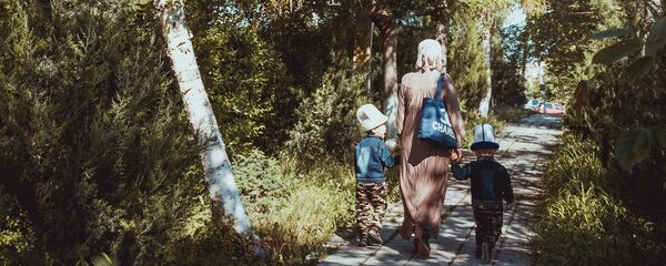 Женщина с детьми идет по тротуару. Архивное фото - Sputnik Кыргызстан