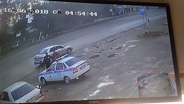 Под Бишкеком сотрудник УОБДД в штатском ударил женщину? Видео - Sputnik Кыргызстан