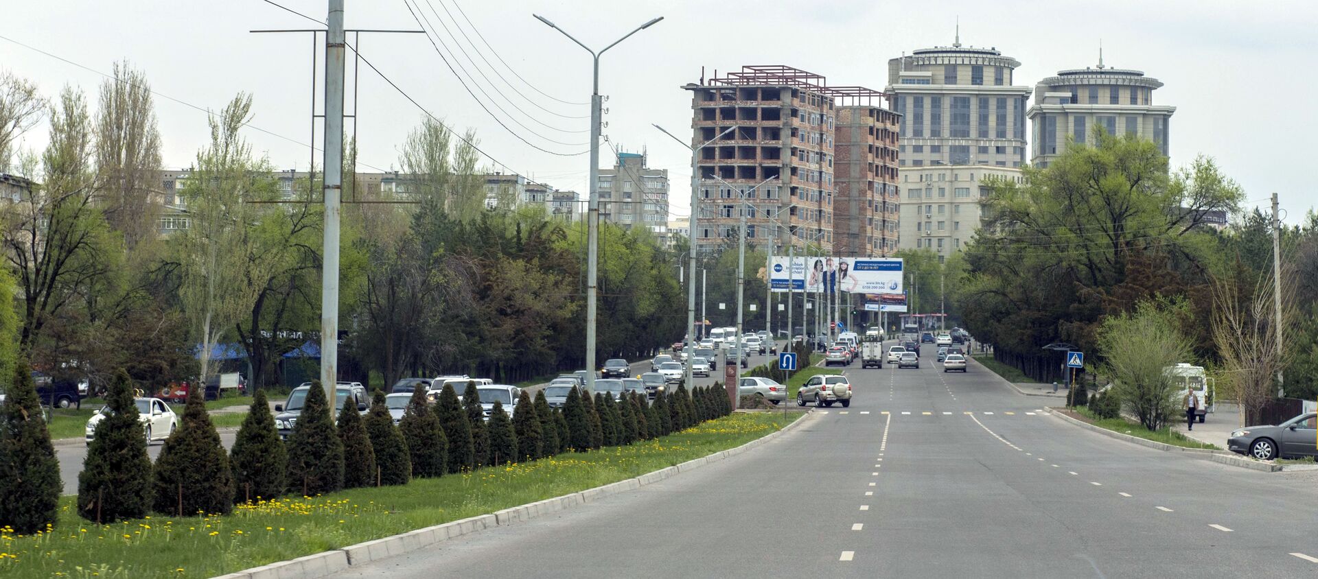 Автомобили на улице Аалы Токомбаева (Южная магистраль) в Бишкеке. Архивное фото - Sputnik Кыргызстан, 1920, 14.09.2021