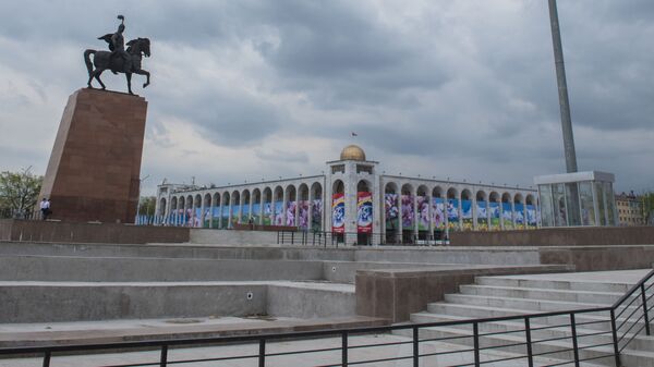 Памятник Манасу на площади Ала-Тоо в Бишкеке - Sputnik Кыргызстан