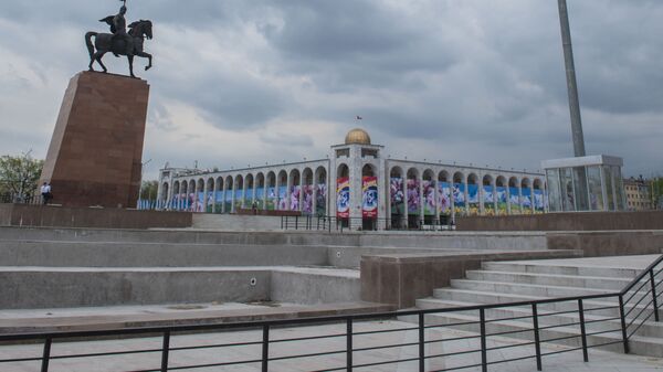 Памятник Манасу на площади Ала-Тоо в Бишкеке. Архивное фото - Sputnik Кыргызстан