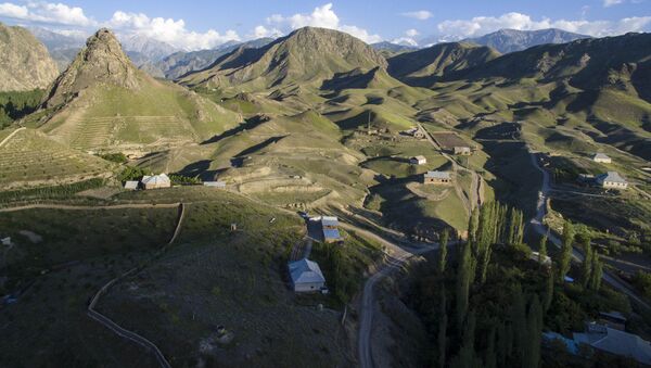 Вид на поселок близ города Кадамджай. Архивное фото - Sputnik Кыргызстан