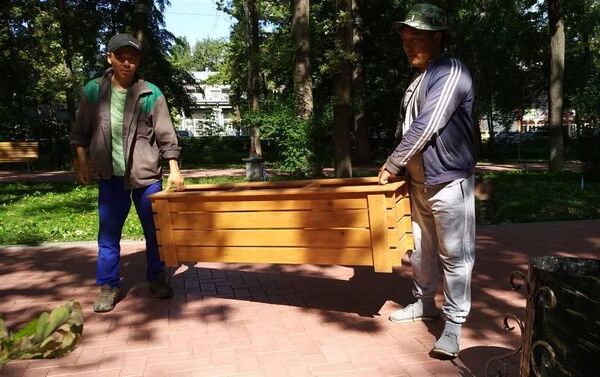 Пятьдесят деревянных вазонов украсили аллеи от улицы Киевской до Токтогула - Sputnik Кыргызстан