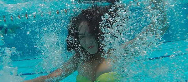 Бишкекская красавица в роли утопающей: как оказать первую помощь - Sputnik Кыргызстан