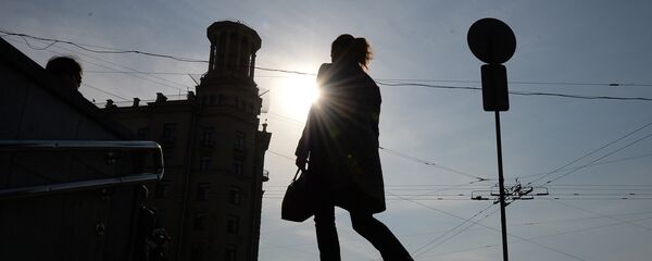 Девушка идет по улице. Архивное фото - Sputnik Кыргызстан