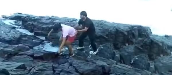 Не заметили, как пропал — волна затянула в море туриста, он утонул. Видео - Sputnik Кыргызстан