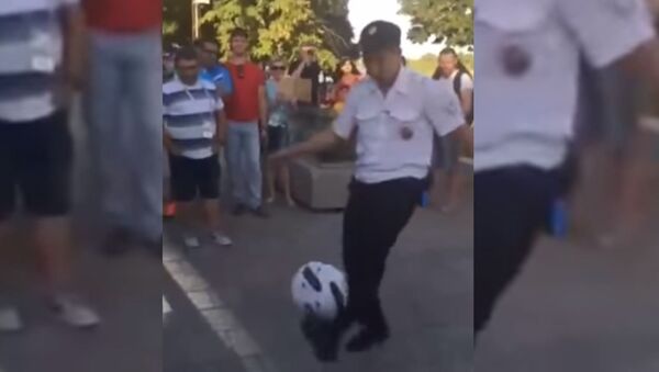 Полицейский в России стал звездой Сети, 40 раз отчеканив мяч — видео - Sputnik Кыргызстан