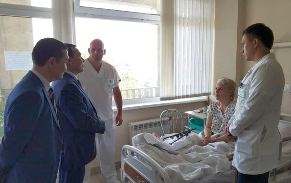 Министр внутренних дел Кашкар Джунушалиев по поручению премьера Мухамметкалыя Абылгазиева навестил пострадавших от автонаезда, совершенного таксистом из Кыргызстана - Sputnik Кыргызстан