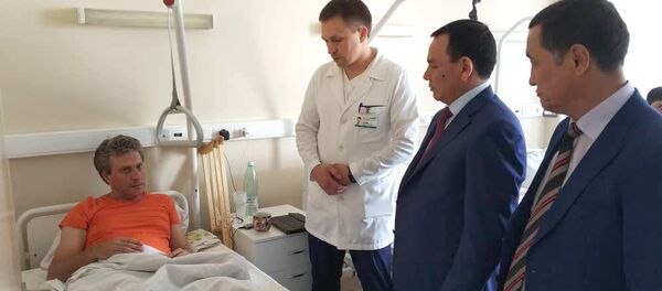 Министр внутренних дел Кашкар Джунушалиев по поручению премьера Мухамметкалыя Абылгазиева навестил пострадавших от автонаезда, совершенного таксистом из Кыргызстана - Sputnik Кыргызстан