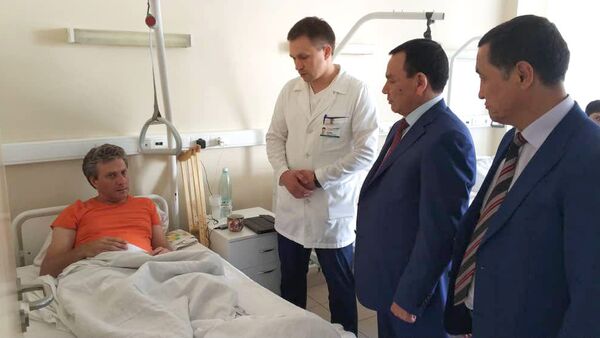 Министр внутренних дел Кашкар Джунушалиев по поручению премьера Мухамметкалыя Абылгазиева навестил пострадавших от автонаезда, совершенного таксистом из Кыргызстана - Sputnik Кыргызстан