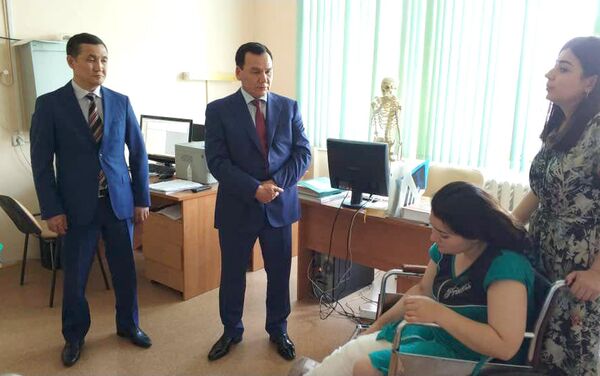 Приехав в Москву, Джунушалиев навестил пострадавших в больнице и выразил сожаление в связи с произошедшим - Sputnik Кыргызстан
