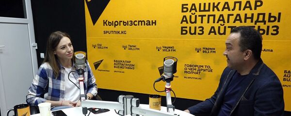 Многократный чемпион СССР по боксу Орзубек Назаров и телеведущая Наталья Кролевич - Sputnik Кыргызстан