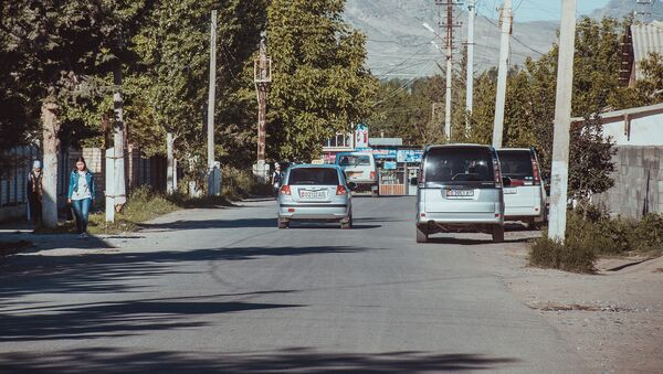 Автомобили на одной из улиц Баткена. Архивное фото - Sputnik Кыргызстан