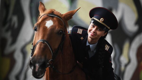 Сержант столичной конной полиции Татьяна Зима - Sputnik Кыргызстан