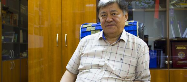 Токтогул Сатылганов атындагы мамлекеттик сыйлыктын ээси, КРдин эл артисти, Калый Молдобасанов атындагы кыргыз улуттук консерваториянын ректору Муратбек Бегалиев Токтогул Сатылганов атындагы мамлекеттик сыйлыктын ээси, КРдин эл артисти, Калый Молдобасанов атындагы кыргыз улуттук консерваториянын ректору Муратбек Бегалиев - Sputnik Кыргызстан