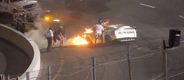 В пламя с головой — отец вытащил сына-гонщика из горящего автомобиля. Видео - Sputnik Кыргызстан