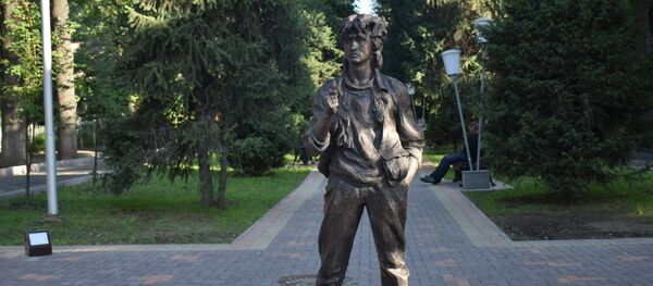 Памятник рок-музыканту Виктору Цою в Алматы - Sputnik Кыргызстан