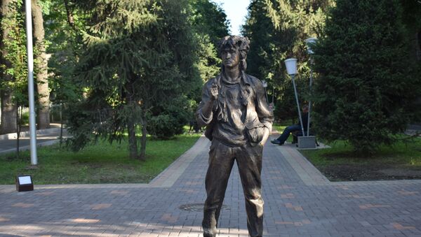 Памятник рок-музыканту Виктору Цою в Алматы - Sputnik Кыргызстан