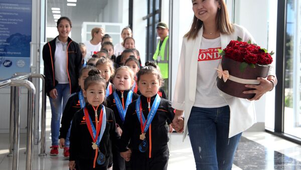 Встреча в аэропорту Оша 16 гимнасток, завоевавших медали на соревнованиях - Sputnik Кыргызстан