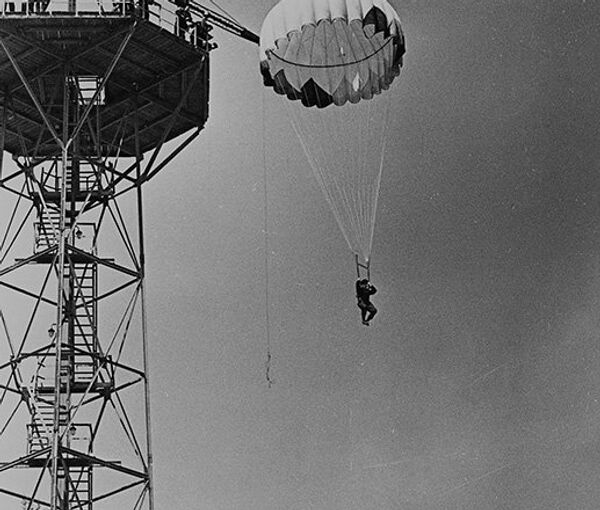Парашютная вышка в городе Фрунзе. 1964 год - Sputnik Кыргызстан