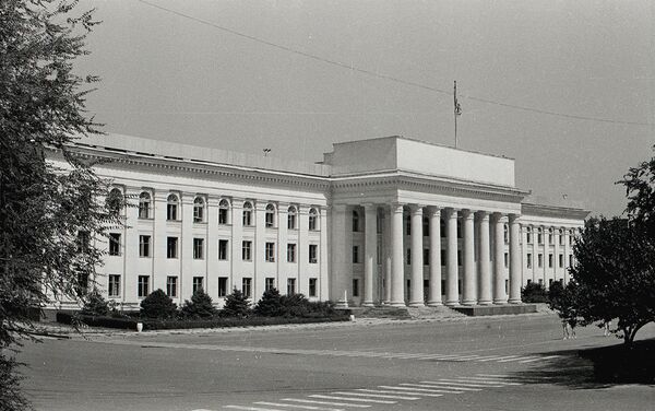 После обретения страной суверенитета здесь много лет располагался Жогорку Кенеш, а сейчас работает правительство. - Sputnik Кыргызстан