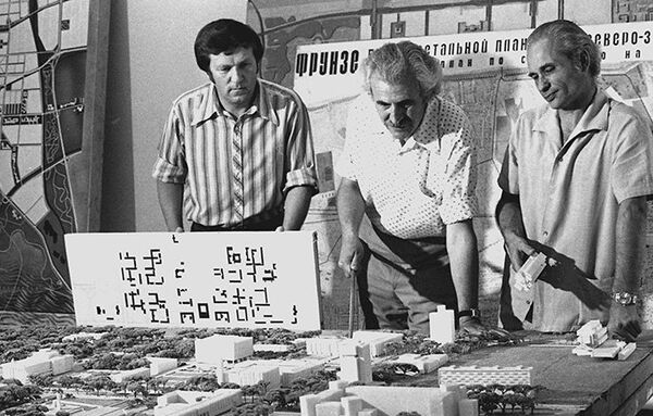 Архитекторы В.Радкевич, Г.Кутателадзе, В.Лызенко у макета центра города Фрунзе. 1979 год - Sputnik Кыргызстан