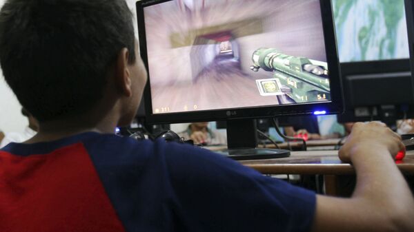 Мальчик играет на компьютере. Архивное фото - Sputnik Кыргызстан