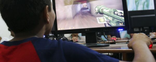 Мальчик играет на компьютере. Архивное фото - Sputnik Кыргызстан