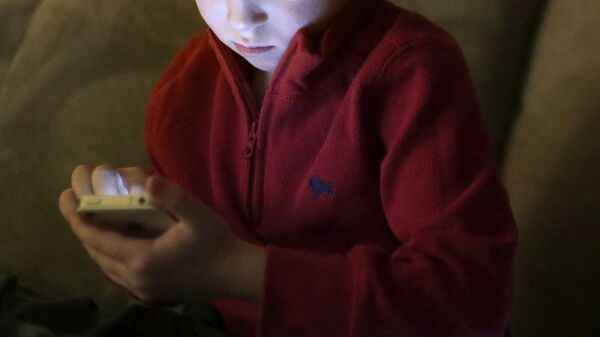 Ребенок с телефоном в руке. Архивное фото - Sputnik Кыргызстан