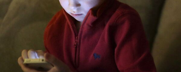 Мальчик играет на телефоне. Архивное фото - Sputnik Кыргызстан