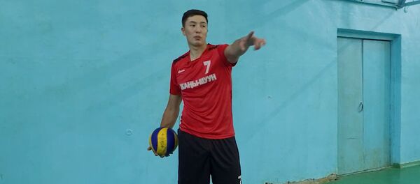 Бул жигит топ чапканда... Волейболчу Оңолбек Каныбек уулунун мастер-классы Бул жигит топ чапканда... Волейболчу Оңолбек Каныбек уулунун мастер-классы - Sputnik Кыргызстан