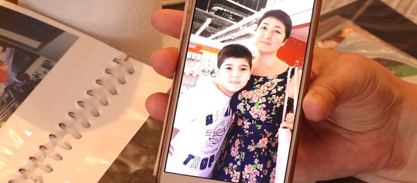 Дарбаза басып калган баланын энеси: уулумдун акыркы мүнөттөрүн видеодон көрдүм Дарбаза басып калган баланын энеси: уулумдун акыркы мүнөттөрүн видеодон көрдүм - Sputnik Кыргызстан