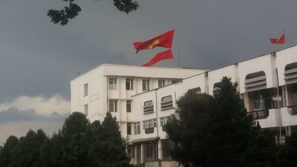 В городе Ош ветер порвал главный флаг - Sputnik Кыргызстан