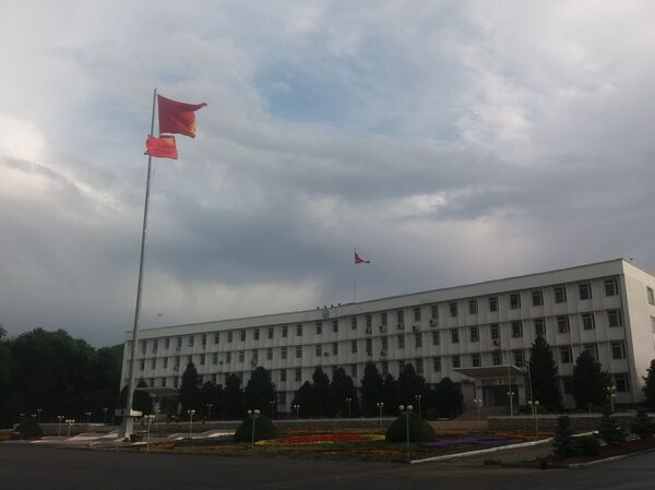 В городе Ош ветер порвал главный флаг - Sputnik Кыргызстан
