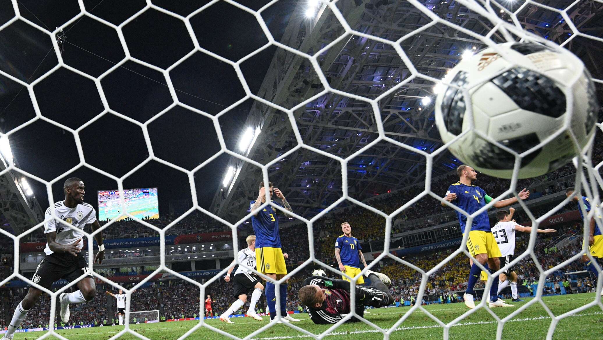 Победный гол на последней минуте — сборная Германии обыграла шведов -  24.06.2018, Sputnik Кыргызстан