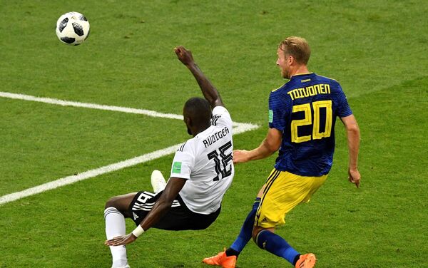 Сборная Германии обыграла команду Швеции в рамках группового этапа Чемпионата мира по футболу со счетом 2:1. - Sputnik Кыргызстан